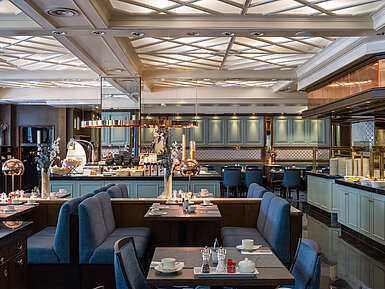 Elegantes Interieur und Buffetbereich des Restaurant Landgraf im Maritim Hotel Darmstadt. Gemütliche Sitzgruppen