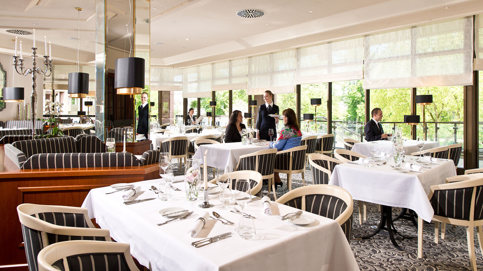 Helles Restaurant mit Blick ins Grüne im Maritim Hotel Bad Homburg.