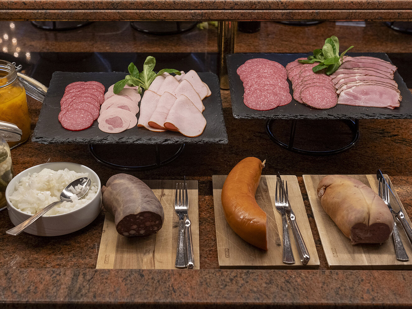 Auswahl an verschiedenen Wurst- und Aufschnittsorten am Frühstücksbuffet.
