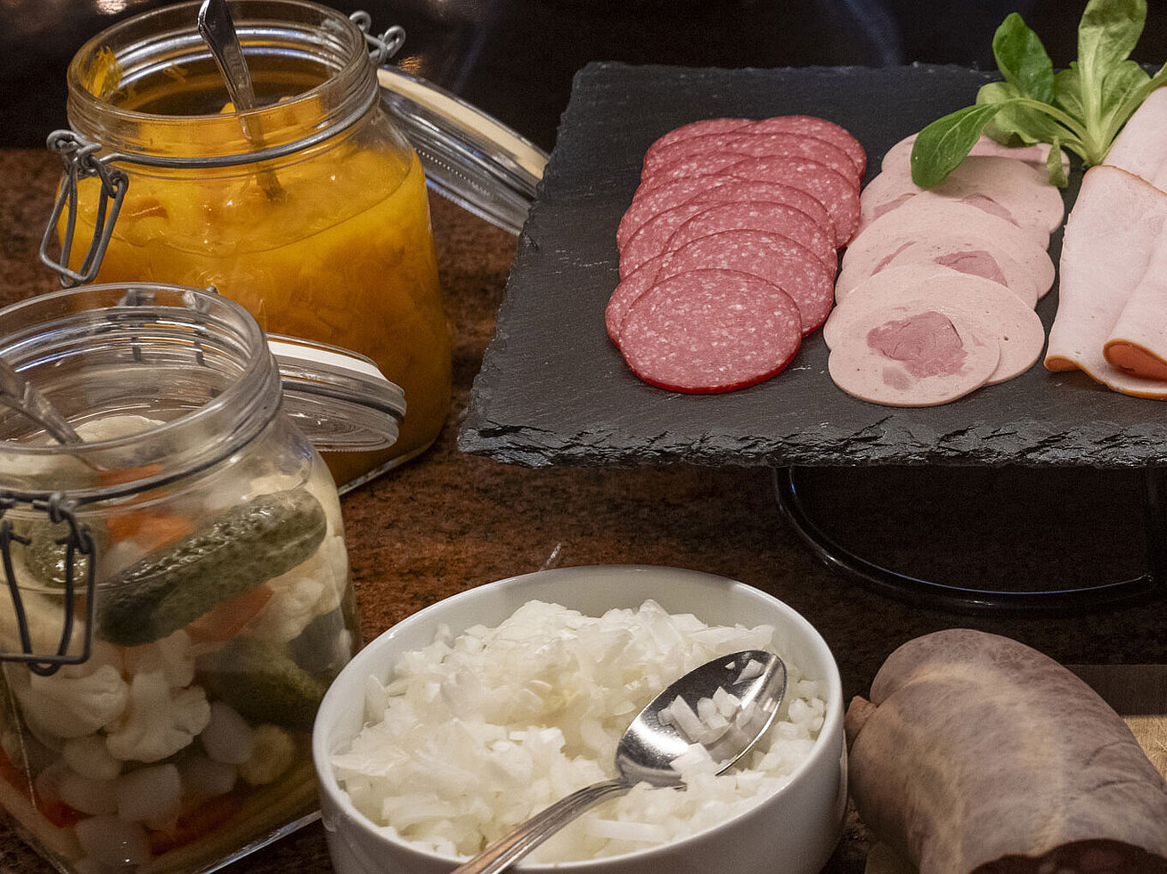 Auswahl an verschiedenen Wurst- und Aufschnittsorten am Frühstücksbuffet.