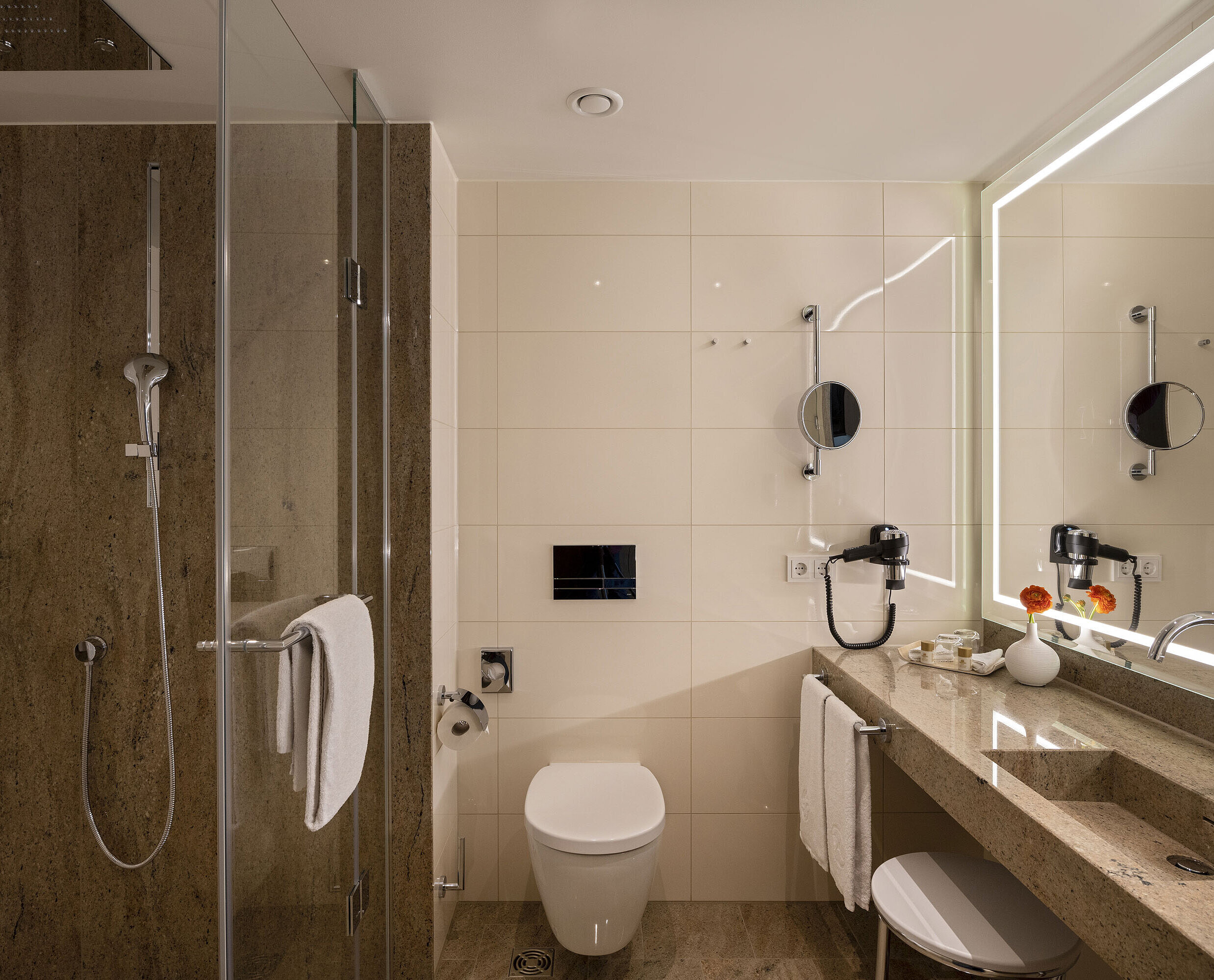 Badezimmer Superior Luxuriöses Badezimmer im Maritim Hotel Ingolstadt mit Regendusche, Doppelwaschbecken und großen Spiegeln mit LED-Beleuchtung.