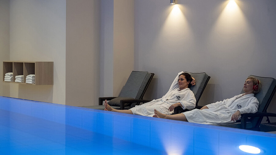 Gäste entspannen auf Liegen am Pool im Maritim Hotel Ingolstadt in ruhiger Atmosphäre.