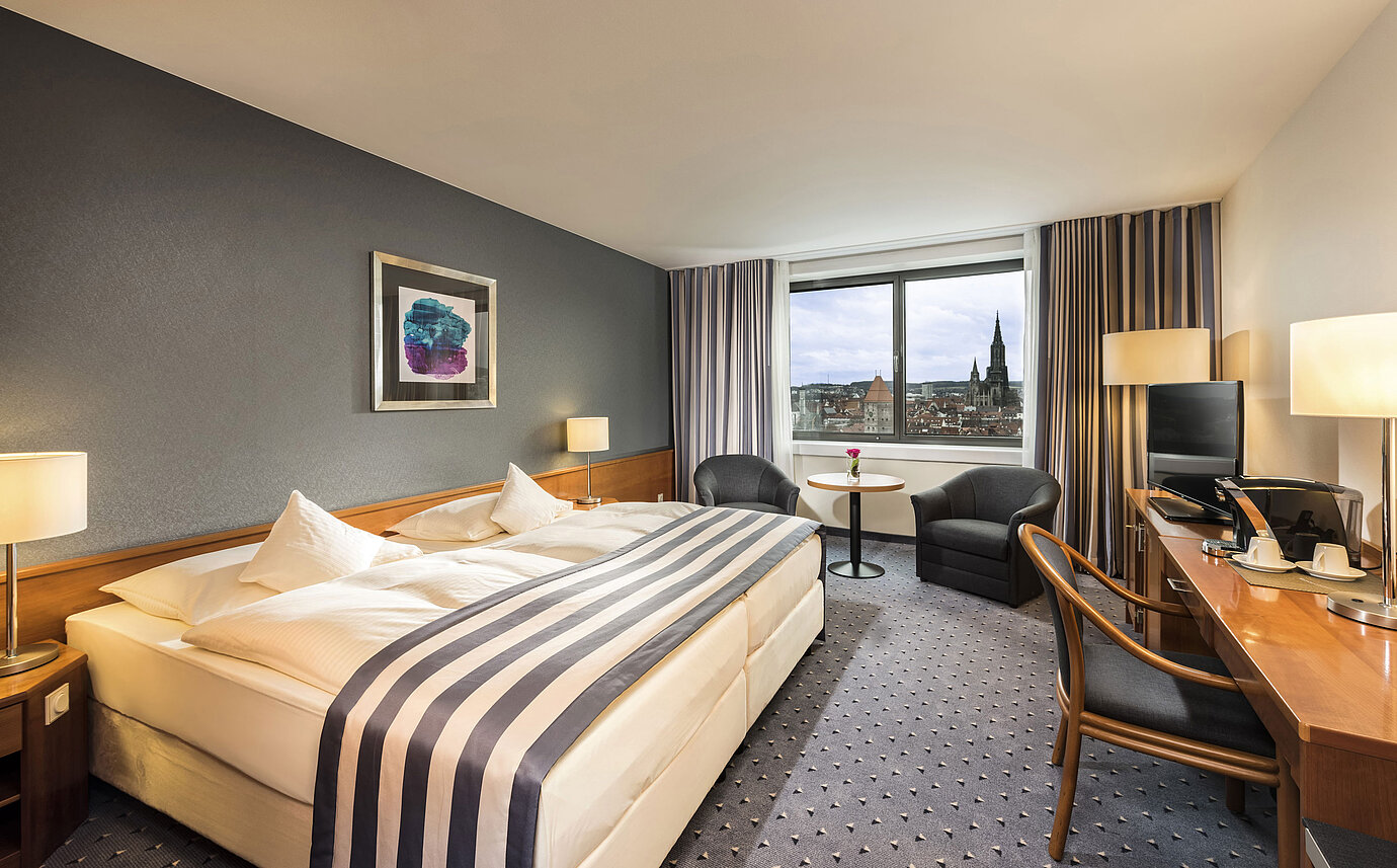 Doppelzimmer im Maritim Hotel Ulm mit Panoramafenster und Blick auf das Ulmer Münster