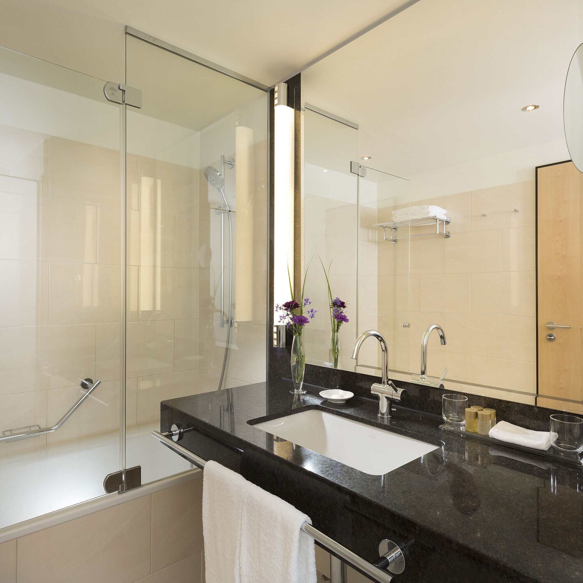 Elegantes Badezimmer im Maritim Hotel Düsseldorf mit großer Badewanne, Spiegel, Waschbecken und modernen Armaturen.