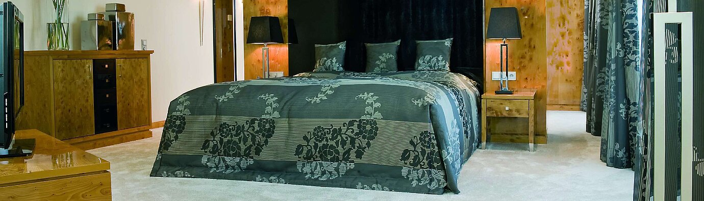 Schlafzimmer der Präsidentensuite im Maritim Hotel mit hochwertiger Einrichtung, luxuriösem Bett und stilvollen Details.