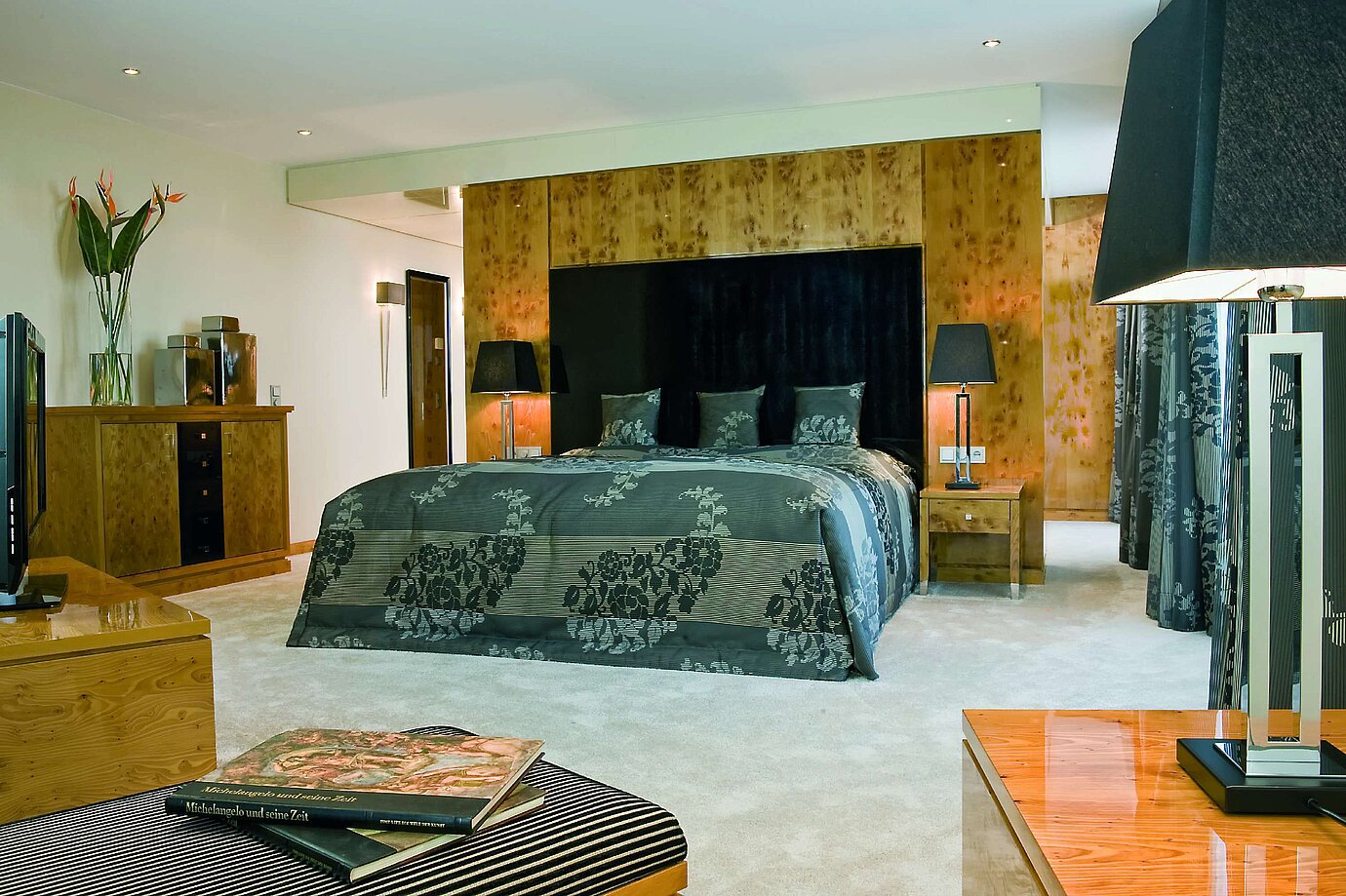 Schlafzimmer der Präsidentensuite im Maritim Hotel mit hochwertiger Einrichtung, luxuriösem Bett und stilvollen Details.