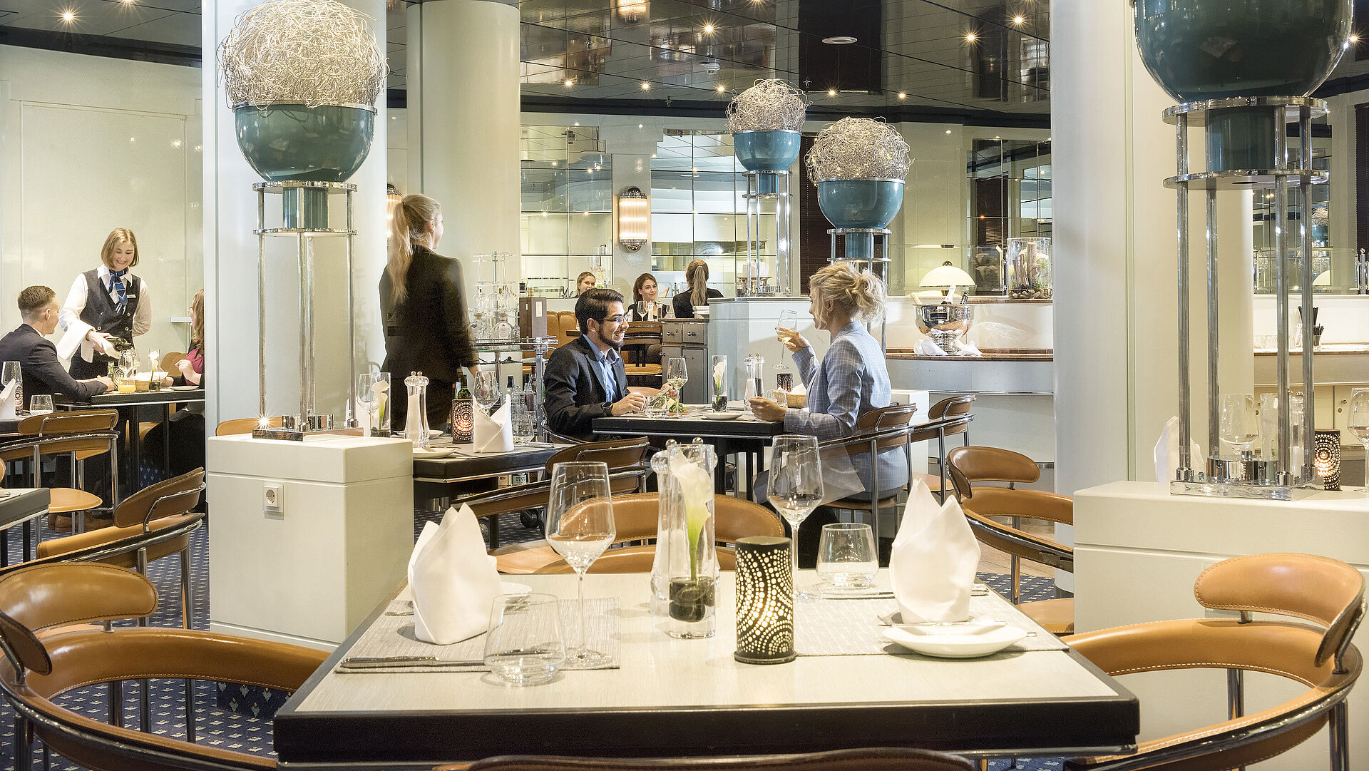 Gäste genießen ein stilvolles Abendessen im Restaurant Classico im Maritim Hotel Frankfurt.