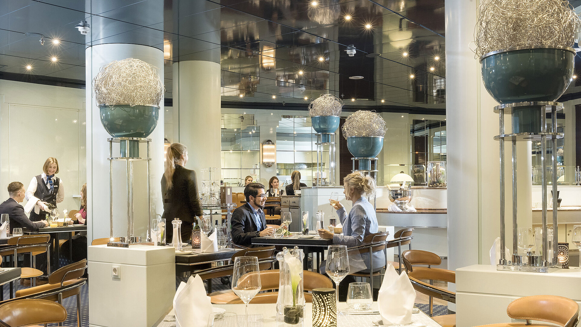 Gäste genießen ein stilvolles Abendessen im Restaurant Classico im Maritim Hotel Frankfurt.