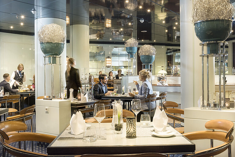 Gäste genießen ein stilvolles Abendessen im Restaurant Classico im Maritim Hotel Frankfurt.