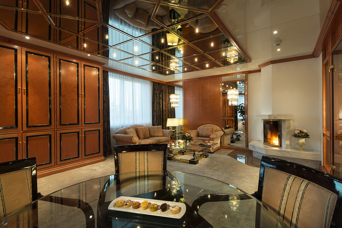 Exklusive Präsidentensuite mit eleganter Einrichtung, Kamin und Lounge im Maritim Hotel Stuttgart
