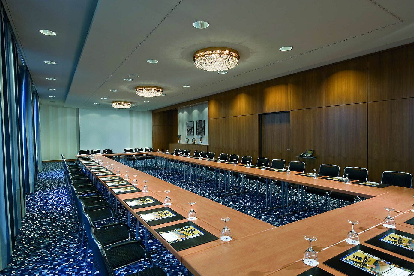 Moderner Konferenzraum im Maritim Hotel Düsseldorf mit U-förmiger Bestuhlung, ideal für Meetings, Workshops und Seminare.