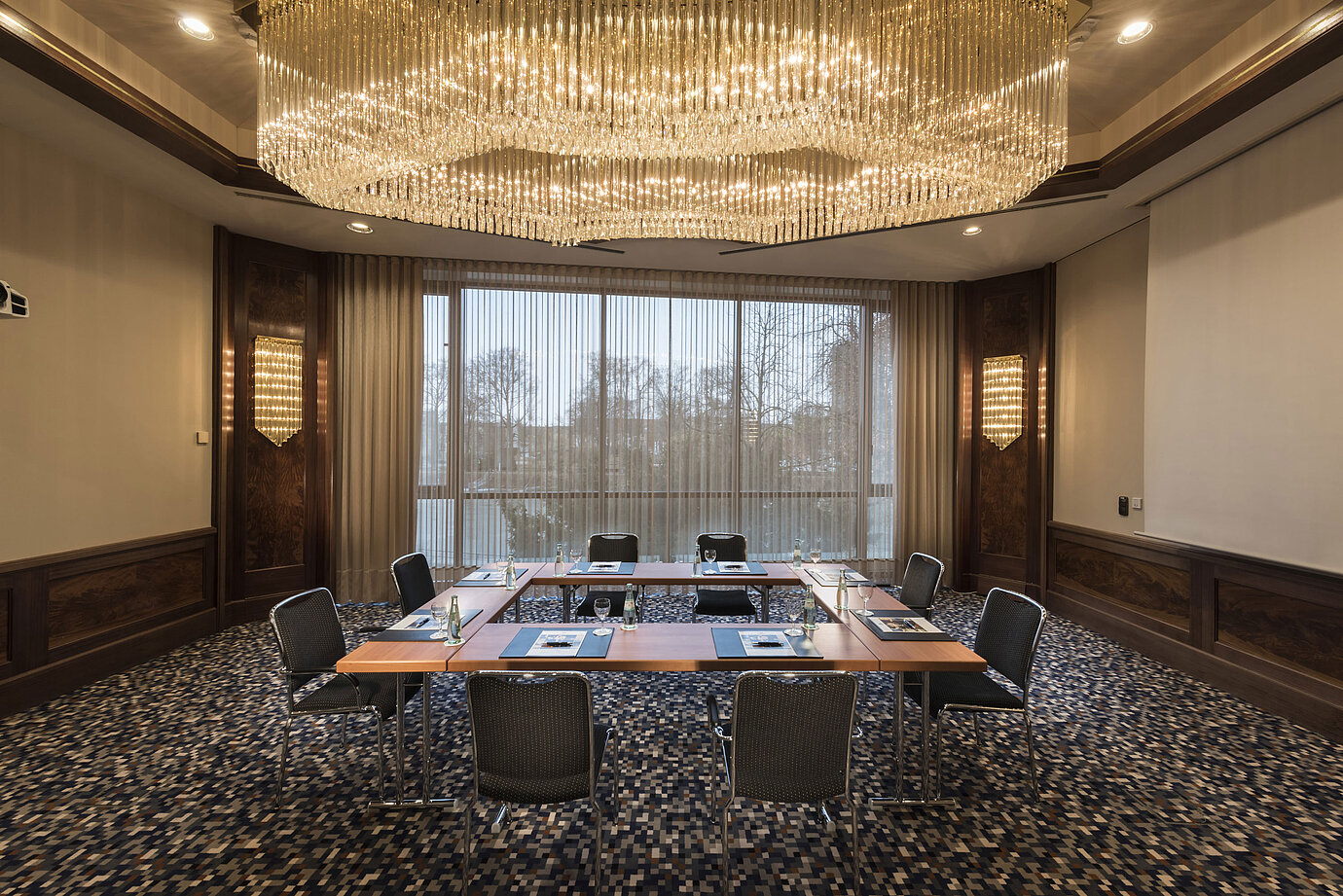 Exklusiver Tagungsraum mit großem Kronleuchter und Tageslicht im Maritim Hotel Ulm.
