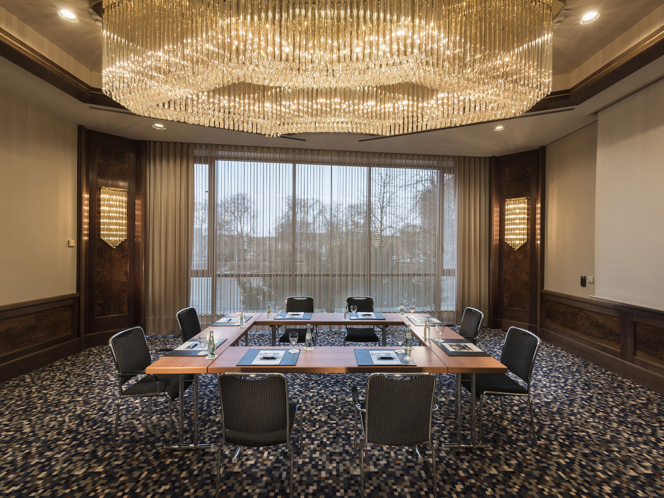 Exklusiver Tagungsraum mit großem Kronleuchter und Tageslicht im Maritim Hotel Ulm.