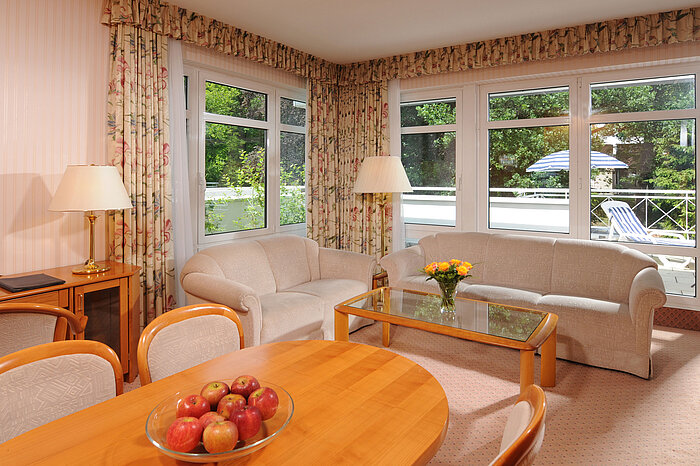 Heller Wohnbereich einer Suite im Maritim Hotel Bad Wildungen mit Zugang zur Terrasse