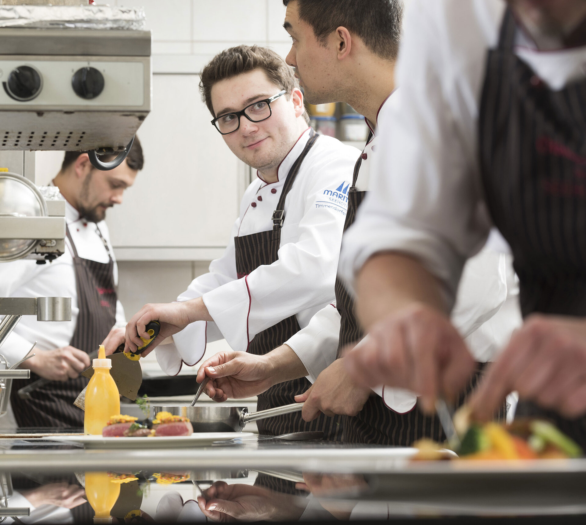 Küchencrew bei der Arbeit Köche bereiten Gourmetgerichte in der Küche der Orangerie im Maritim Seehotel Timmendorfer Strand zu.