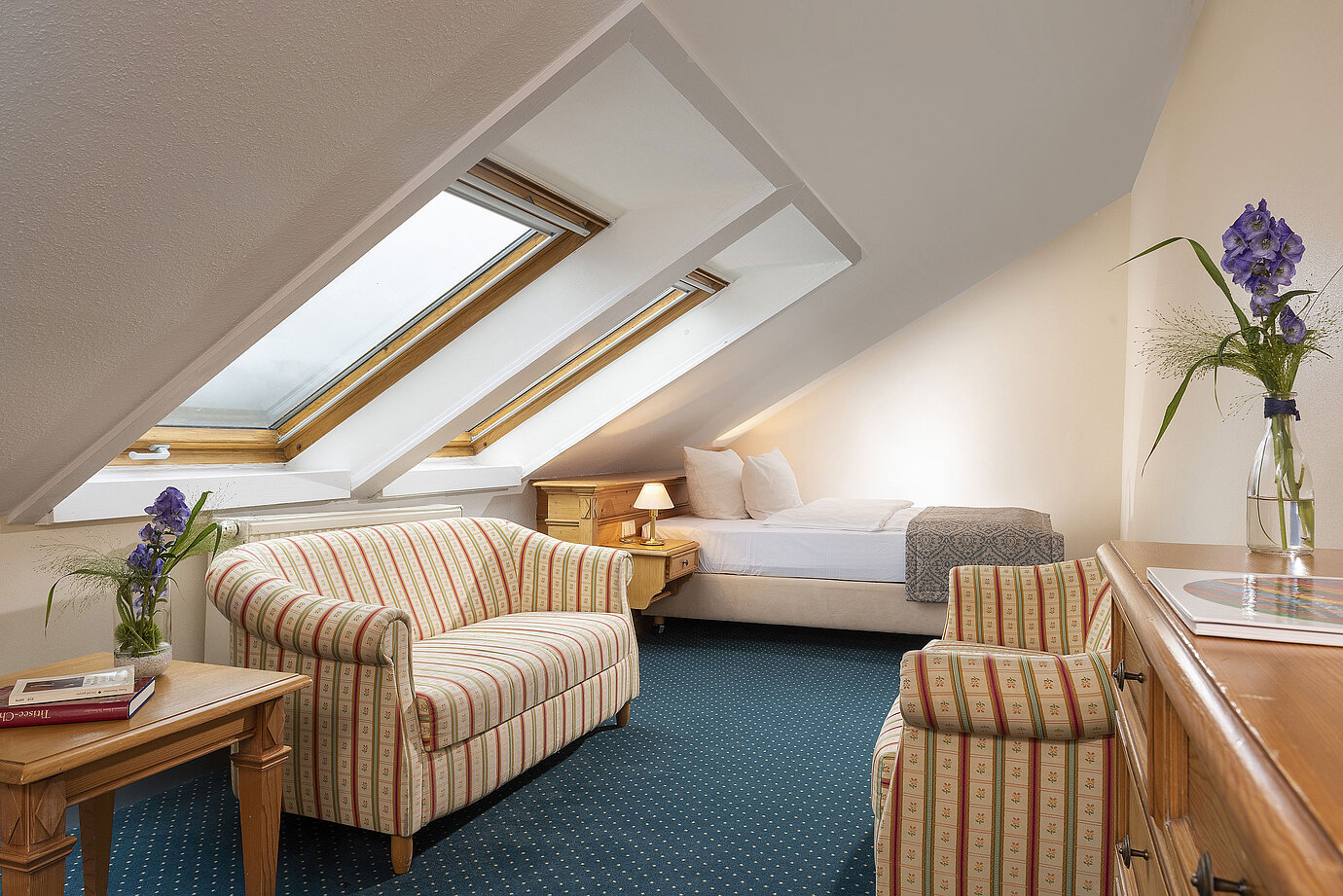 Charmantes Zimmer mit Dachfenstern, Sofa und Sessel im Maritim Hotel Titisee