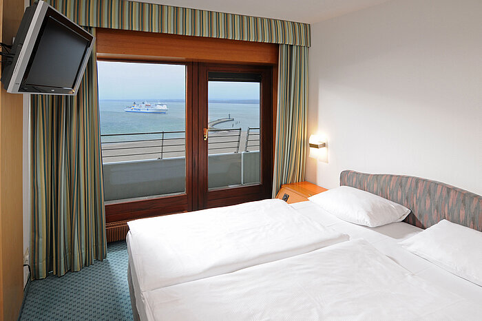 Doppelzimmer mit Blick auf die Ostsee und vorbeifahrender Fähre im Maritim Hotel Travemünde