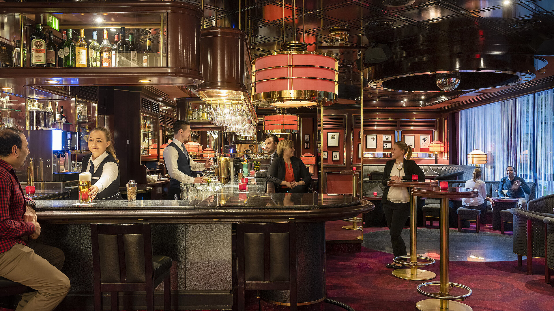 Binnen Bremer Bar  Gäste genießen Drinks und entspannte Atmosphäre in der stilvollen Bar des Maritim Bremen, bedient von freundlichem Personal.