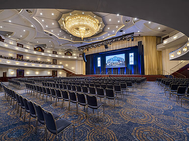  Geräumiger Saal Maritim im Maritim Hotel Köln, ideal für große Veranstaltungen, mit luxuriöser Beleuchtung und Bestuhlung.