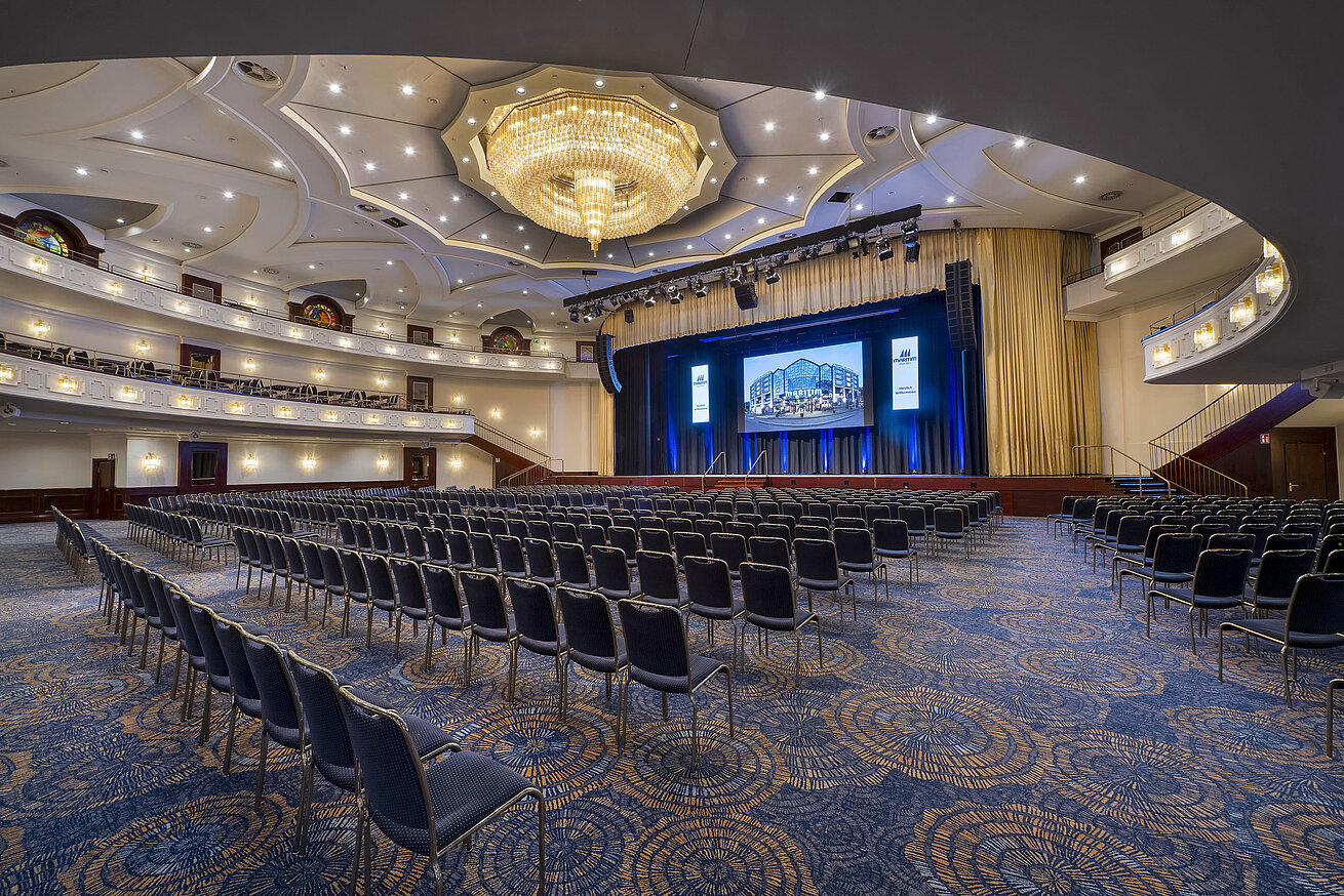  Geräumiger Saal Maritim im Maritim Hotel Köln, ideal für große Veranstaltungen, mit luxuriöser Beleuchtung und Bestuhlung.