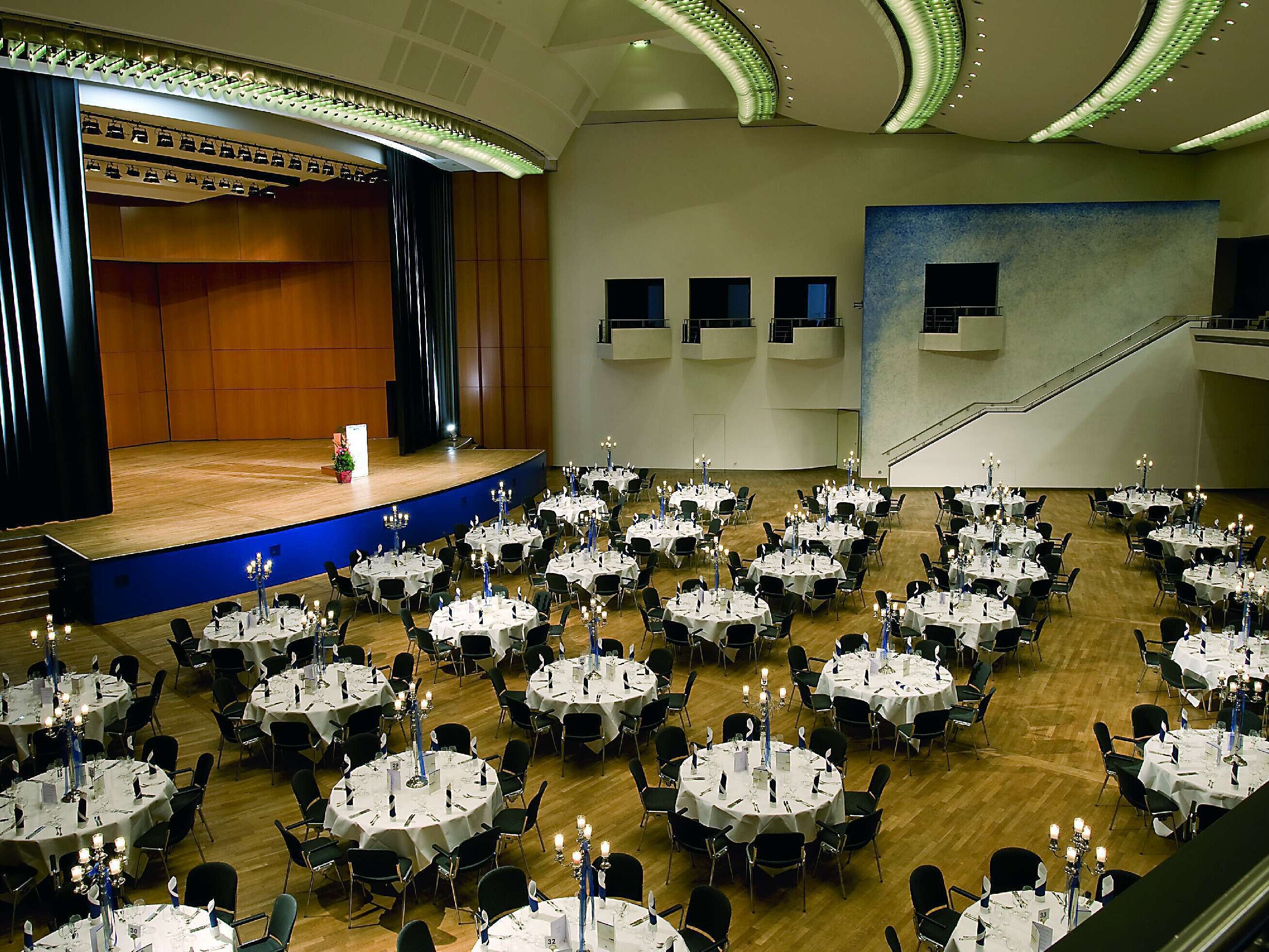 Großer Veranstaltungssaal im Maritim Hotel Ulm mit Bühne und Bankettbestuhlung für festliche Events