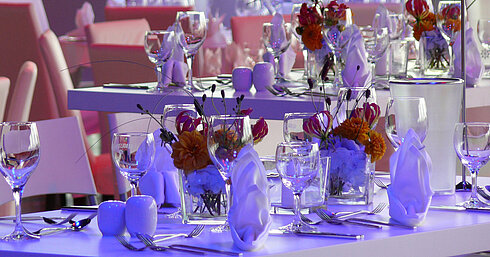 Detailansicht Detailansicht von elegant gedeckten Tischen mit Blumenarrangements im Veranstaltungsraum des Maritim Hotel Dresden.