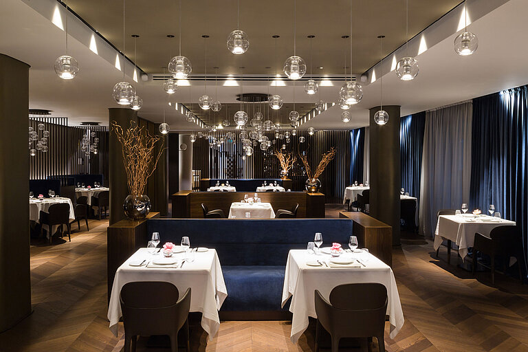 Elegantes Restaurant mit modernem Design und stilvoller Beleuchtung im Maritim Hotel Plaza Tirana