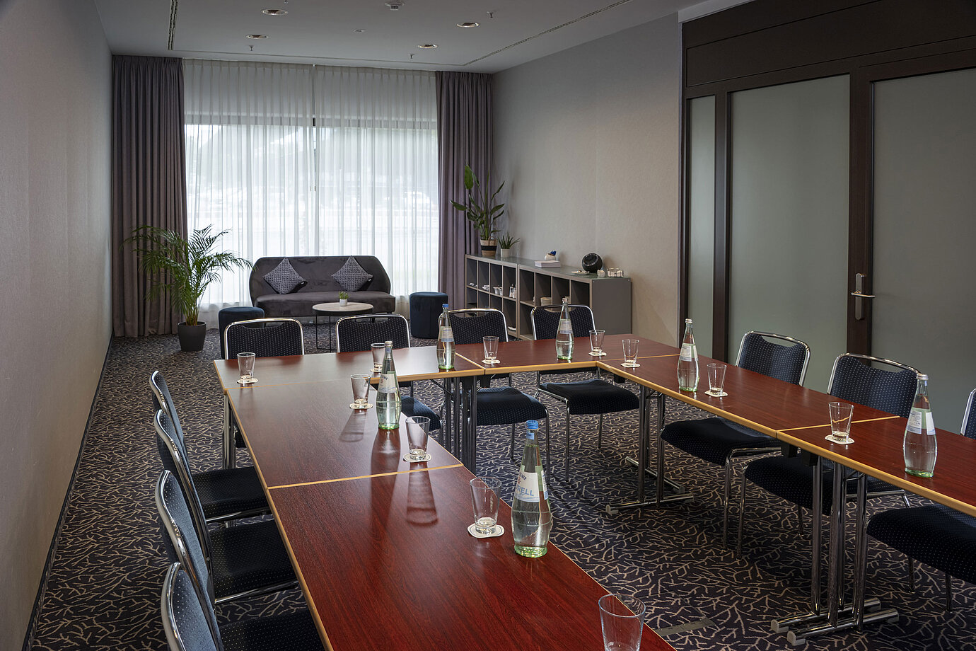 Moderner Tagungsraum im Maritim Hotel Darmstadt mit Tageslicht, eleganter Einrichtung und ausgestattet für Meetings.