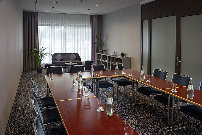 Moderner Tagungsraum im Maritim Hotel Darmstadt mit Tageslicht, eleganter Einrichtung und ausgestattet für Meetings.