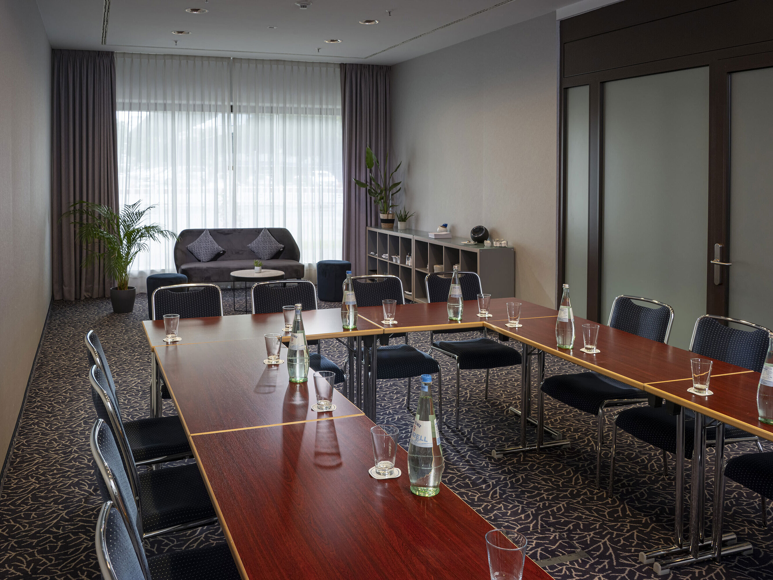 Moderner Tagungsraum im Maritim Hotel Darmstadt mit Tageslicht, eleganter Einrichtung und ausgestattet für Meetings.