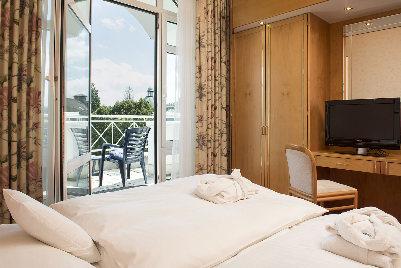 Helles Doppelzimmer mit Balkon, TV und Kleiderschrank im Maritim Hotel Bad Wildungen