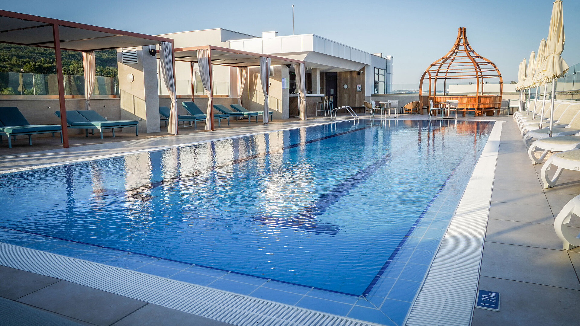 Rooftop-Pool des Maritim Hotel Amelia mit Cabanas, Liegen und modernem Design, ideal zum Entspannen über den Dächern