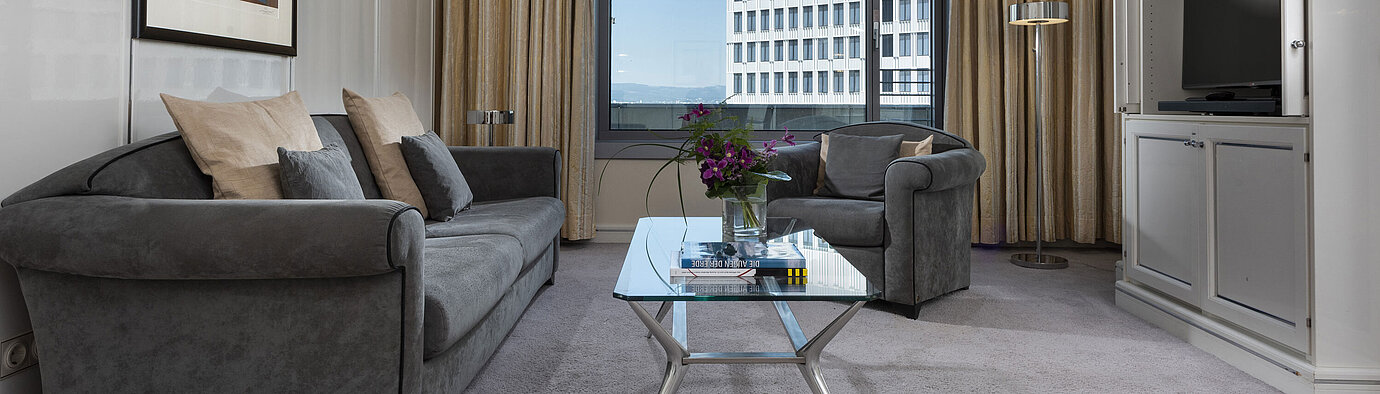 Executive Suite Geräumige Executive Suite im Maritim Hotel Frankfurt mit eleganter Einrichtung, gemütlicher Sitzecke und Panoramafenster.