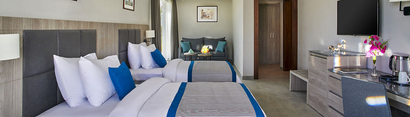 Modernes Familienzimmer im Maritim Jolie Ville Resort & Casino Sharm El Sheikh mit zwei Doppelbetten