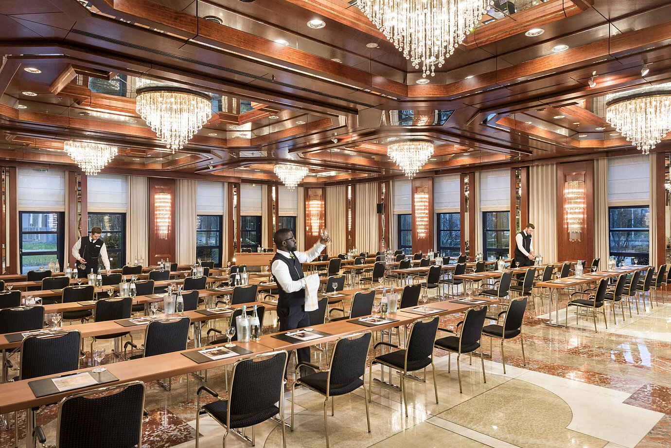 Saal Reger im Maritim Hotel Bonn, mit eleganter Beleuchtung und Reihenbestuhlung, ideal für Veranstaltungen und Konferenzen.