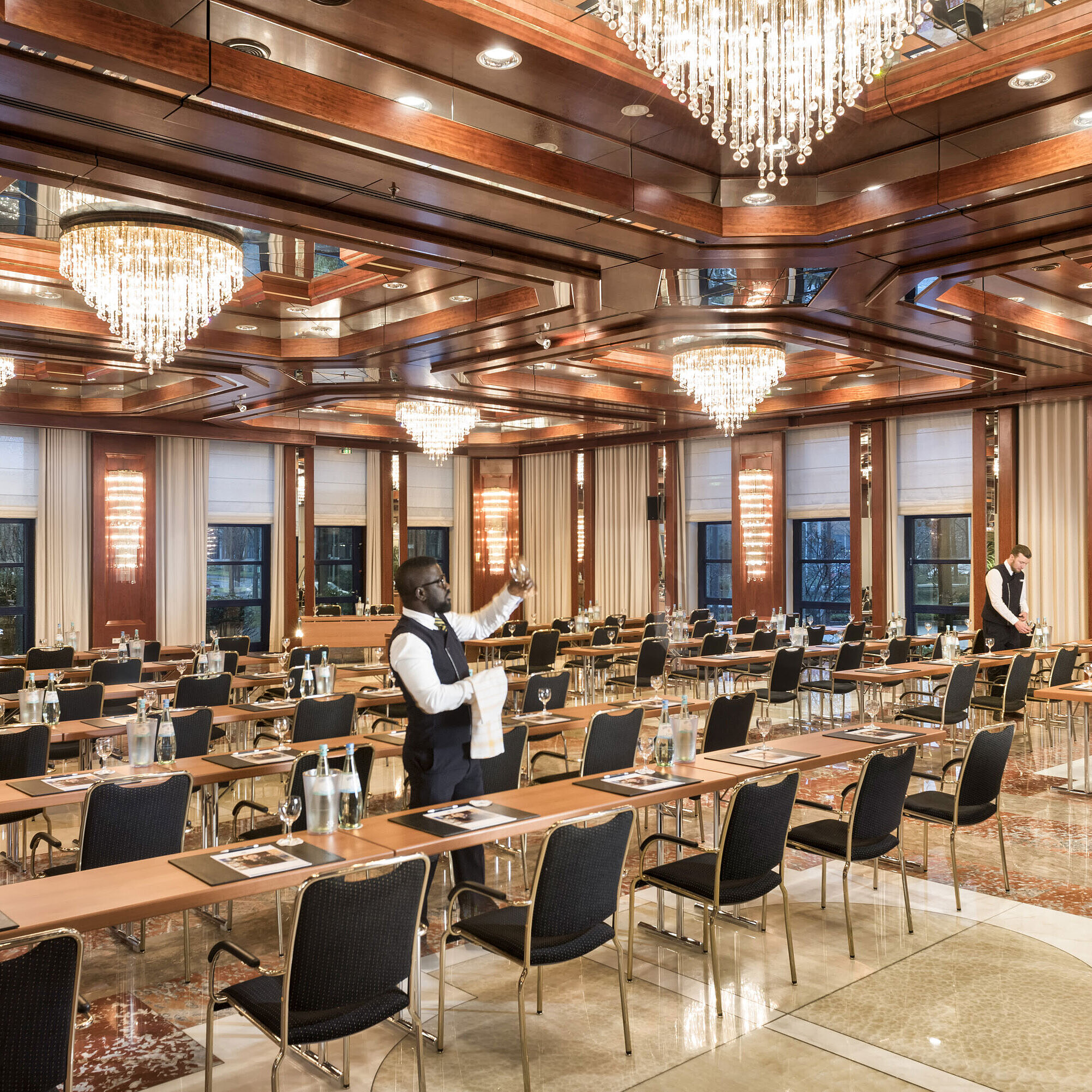 Saal Reger im Maritim Hotel Bonn, mit eleganter Beleuchtung und Reihenbestuhlung, ideal für Veranstaltungen und Konferenzen.