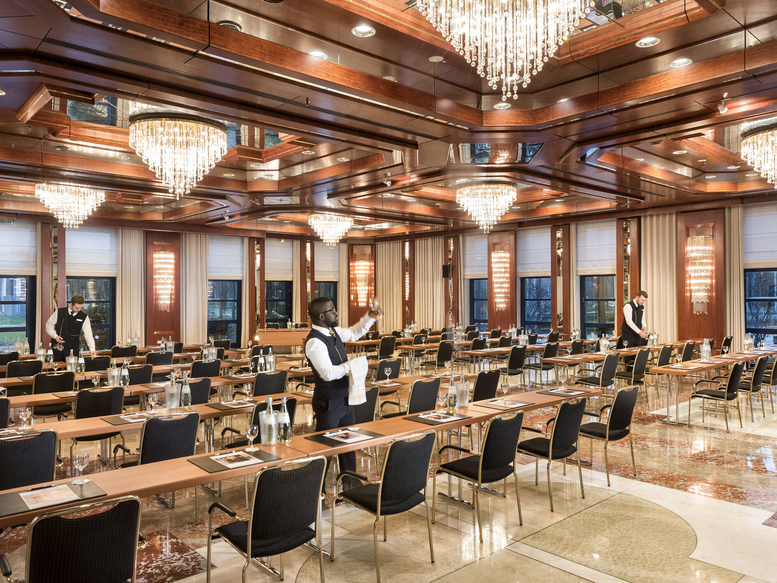 Saal Reger im Maritim Hotel Bonn, mit eleganter Beleuchtung und Reihenbestuhlung, ideal für Veranstaltungen und Konferenzen.