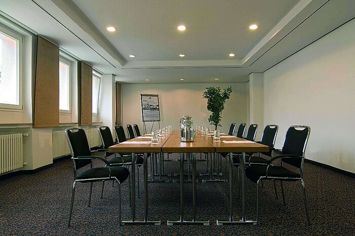 Heller Tagungsraum im Maritim Hotel Fulda mit moderner Ausstattung und Konferenztisch.