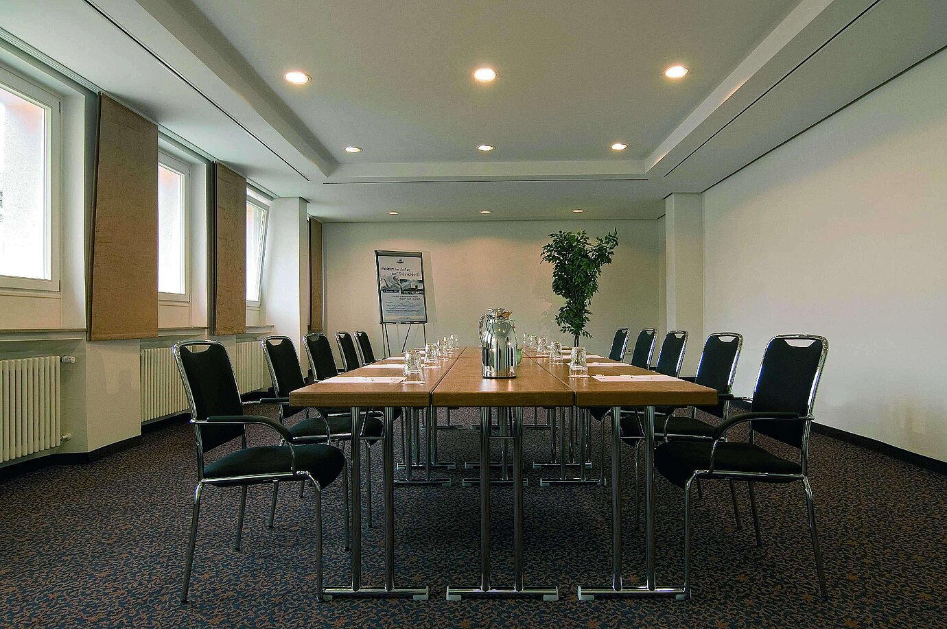 Heller Tagungsraum im Maritim Hotel Fulda mit moderner Ausstattung und Konferenztisch.