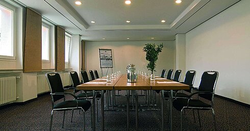 Heller Tagungsraum im Maritim Hotel Fulda mit moderner Ausstattung und Konferenztisch.