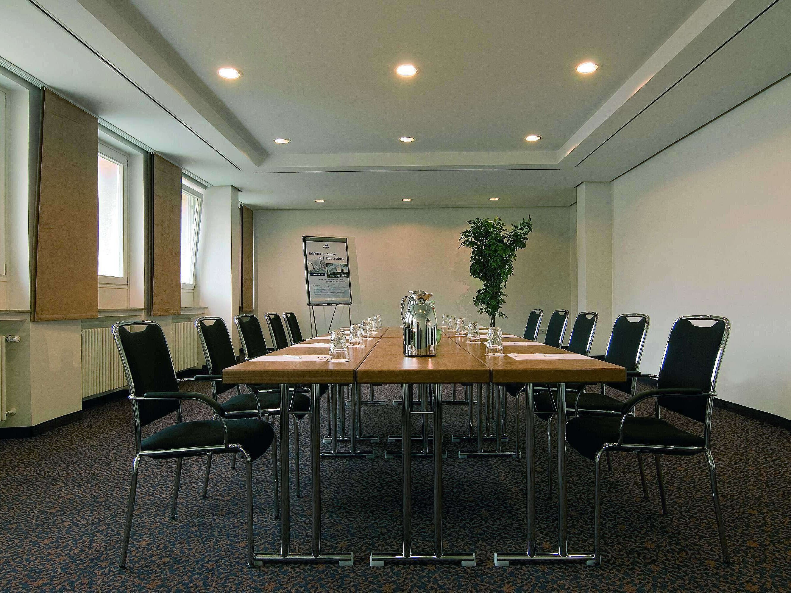 Heller Tagungsraum im Maritim Hotel Fulda mit moderner Ausstattung und Konferenztisch.