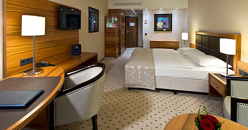 Komfortables Classic Zimmer im Maritim Hotel Bad Homburg mit modernem Design und Schreibtisch