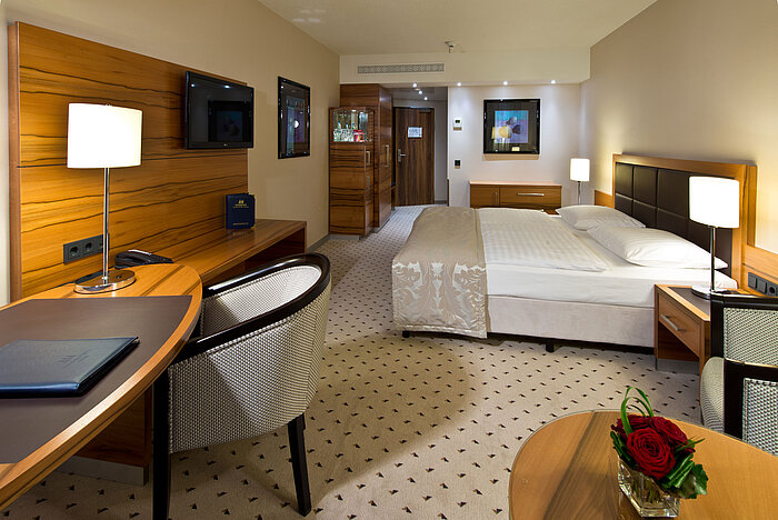 Komfortables Classic Zimmer im Maritim Hotel Bad Homburg mit modernem Design und Schreibtisch