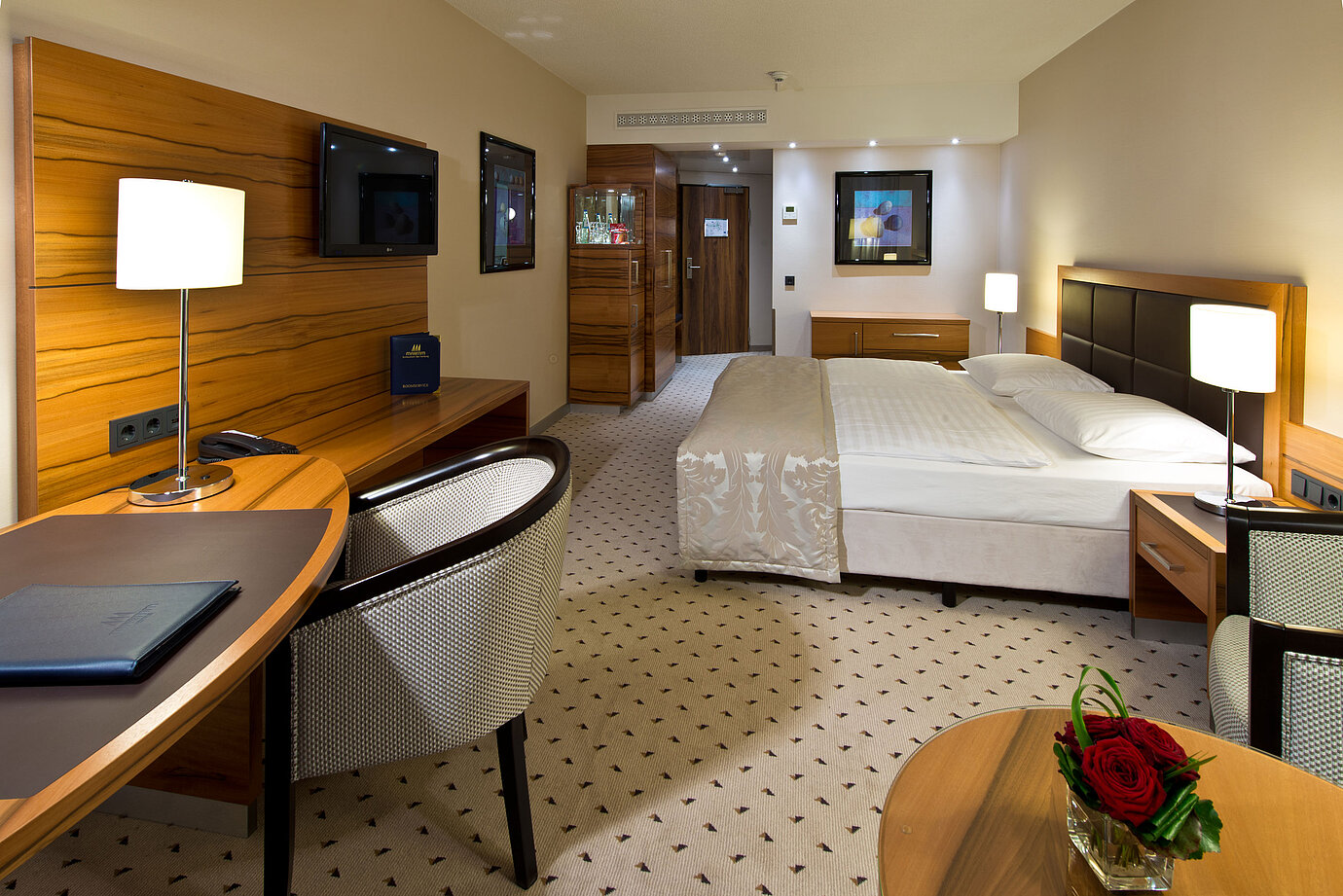 Komfortables Classic Zimmer im Maritim Hotel Bad Homburg mit modernem Design und Schreibtisch