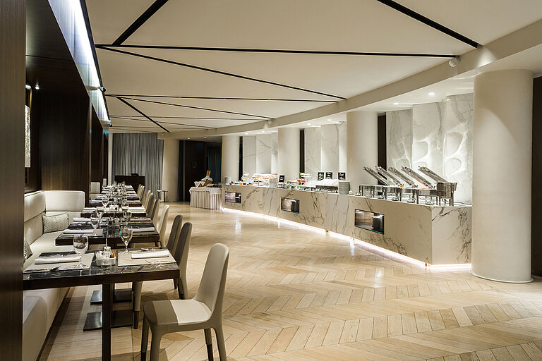 Großzügiger Restaurantbereich mit Buffet und stilvollen Sitzplätzen im Maritim Hotel Plaza Tirana