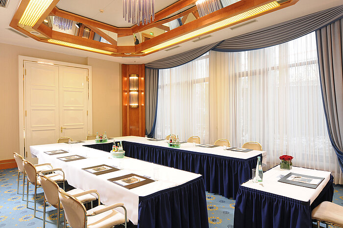 Salon Hamburg im Maritim Hotel Magdeburg mit U-förmiger Bestuhlung, eleganten Vorhängen und Tageslicht für erfolgreiche Tagungen.