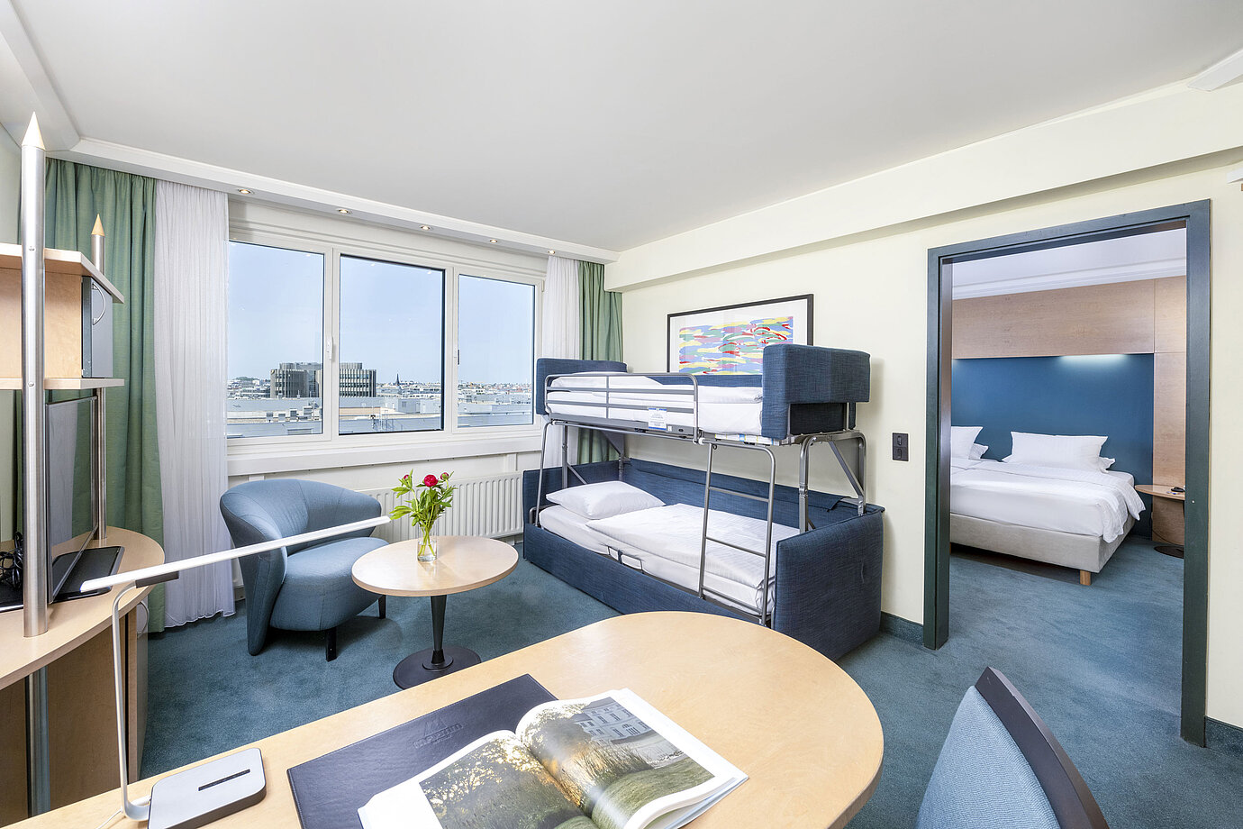 Moderne Familiensuite im Maritim proArte Hotel Berlin mit Etagenbett, Sitzecke und separatem Schlafzimmer.