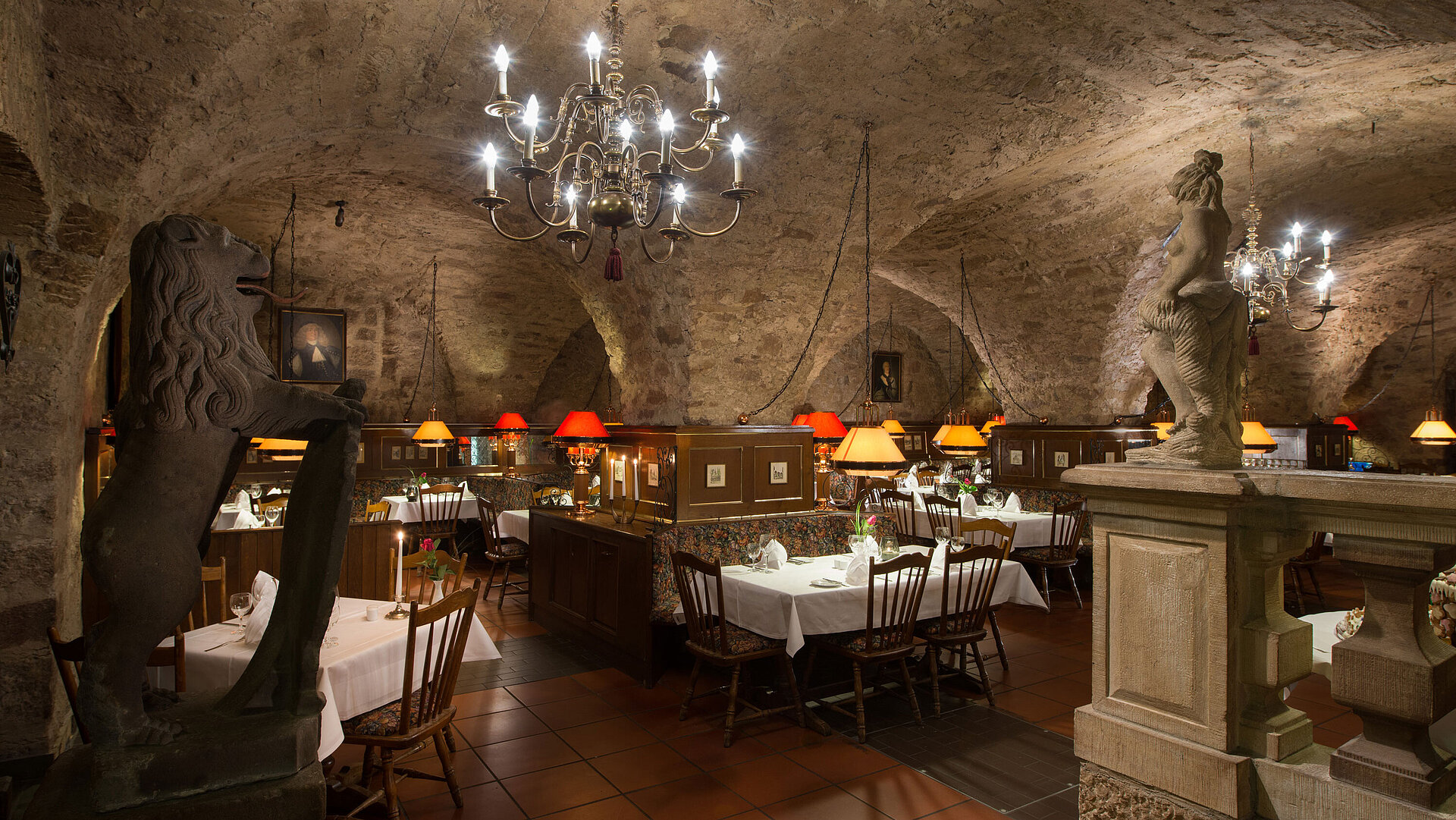 Historisches Restaurant im Maritim Hotel Fulda mit Gewölbedecke, Kerzenlicht und rustikalem Ambiente.