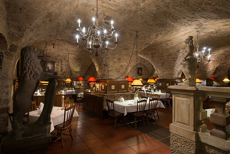 Historisches Restaurant im Maritim Hotel Fulda mit Gewölbedecke, Kerzenlicht und rustikalem Ambiente.