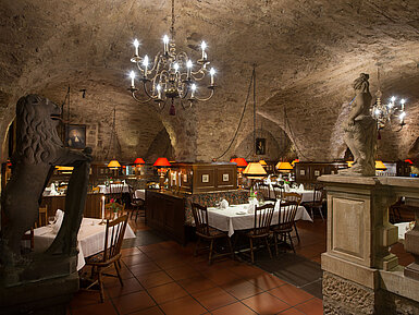 Historisches Restaurant im Maritim Hotel Fulda mit Gewölbedecke, Kerzenlicht und rustikalem Ambiente.
